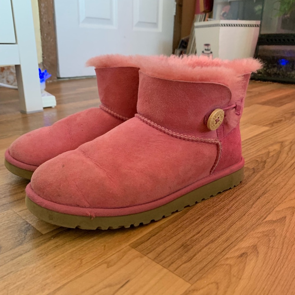 Pink short ugg boots.